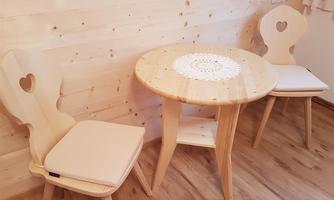 Sitzgruppe im großen Doppelzimmer