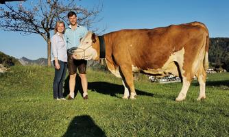 Anna und Hans mit 100 000 Liter Kuh Zirm