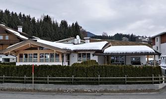 A charming bungalow in the snow in a cozy atmosphere.