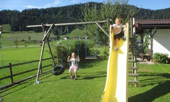Schaukeln mit Rutsche vorhanden