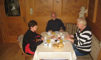 GÄSTE BEIM FRÜHSTÜCK