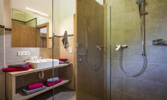 Badezimmer mit Dusche