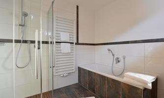 Bad: Badewanne/ Dusche