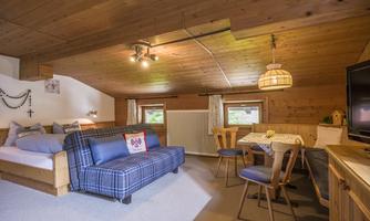 App_6_Plus_-_Wohn-Schlafzimmer_bis_3_Personen