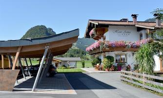 Überdachte Stellplätze am Haus Anna