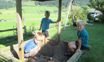 Spielende Kinder in  der Sandkiste
