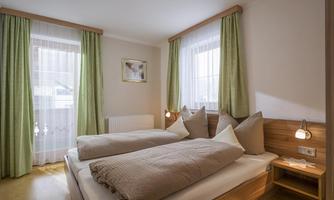 Schlafzimmer 1 mit Balkontüre