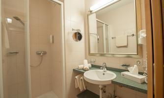 Badezimmer Kat. A_Hotel Riedl_Kössen Tirol (C)Flor