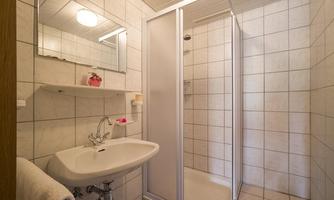 Eigenes Bad - über den Gang