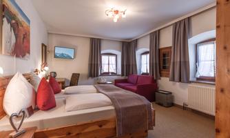 Hotel_Walchseer_Hof_Dorfplatz_2_Walchsee_01_2022_Z