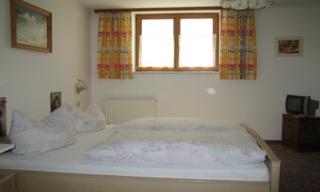 Zimmer Typ 2 K2 mit DU/WC/TV  liegt im tiefparterr