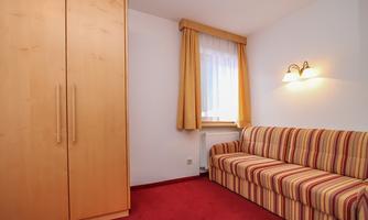 03_Ausziehbare_Couch_im_Zimmer