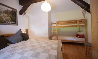 Doppelbett mit Etagenbett für die ganze Familie