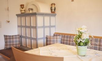 Essecke mit Kachelofen