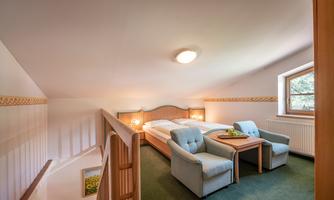 App_8_Geigelstein_Galerie_Schlafzimmer.klein