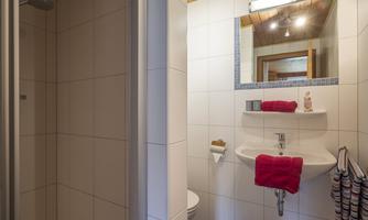 App_6_Plus_-_Badezimmer_mit_Dusche