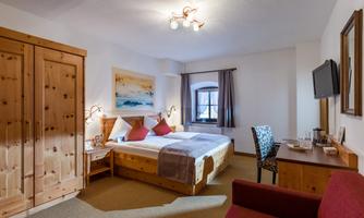 Hotel_Walchseer_Hof_Dorfplatz_2_Walchsee_01_2022_Z