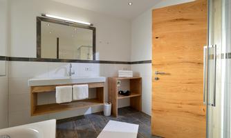 Bad: Badewanne/ Dusche