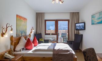 Hotel_Walchseer_Hof_Dorfplatz_2_Walchsee_01_2022_Z