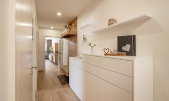 Herzi_Chalet_Johannesstrasse_8_Top_8_Gang_Garderob