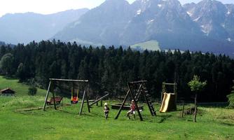 Spielplatz vor dem Haus