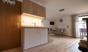 Küchenzeile mit Wohn- und Essbereich