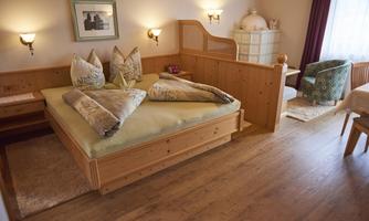 Wohnschlafraum mit Kachelofen