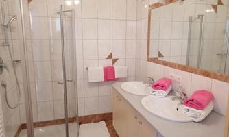 Badezimmer mit Dusche & Doppelwaschbecken