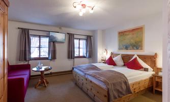 Hotel_Walchseer_Hof_Dorfplatz_2_Walchsee_01_2022_Z