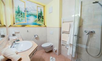 Badezimmer Kat. A1_Hotel Riedl (c) VANMEY Photogra