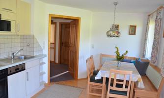 Familienappartement-Wohnzimmer-Essecke