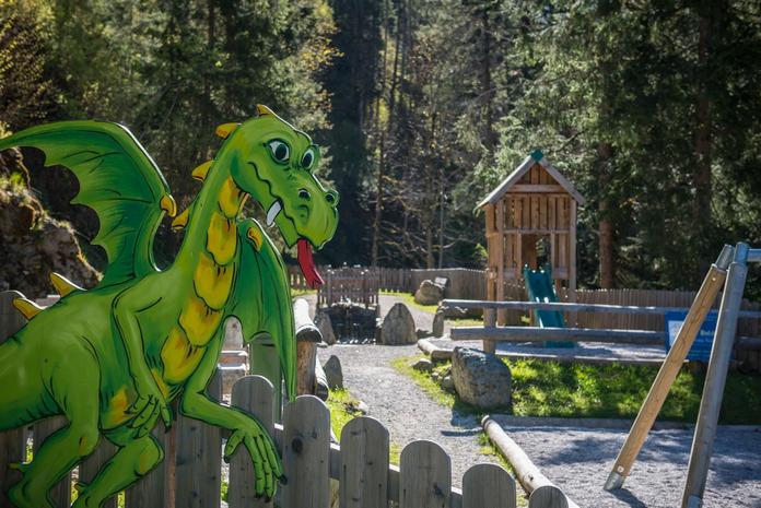 Spielplatz am Sintersbacher Wasserfall mit Drachensteig