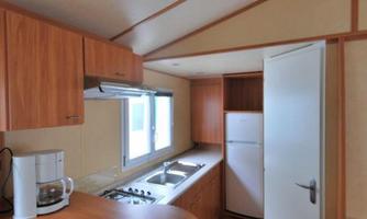 Die Küche mit 4 Herdplatten und Kühlschrank