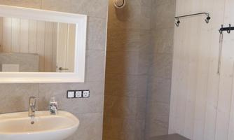 Bad EG mit ebenerdiger Dusche und WC