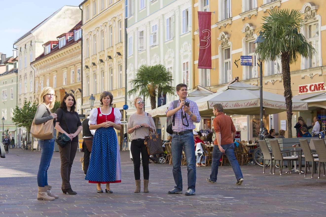 Touristen in Tracht und Freizeit in der Wiener Innenstadt