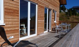 Sonnenverwöhnter Balkon zum Entspannen