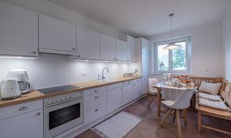 komplett ausgestattet mit Kühlschrank, Herd, Kaffeemaschine, Wasserkocher,Mixer, Geschirrspüler + Toaster