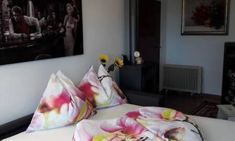 Schlafzimmer mit Doppelbett