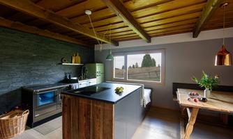 In the kitchen you will find everything you need. Both a ceramic hob plate and a Lohberger oven operated with wood or pallets can be found in the kitchen.