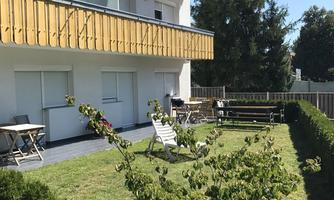 A beautiful, bright apartment with a small garden.  
In the garden, there are deck chairs and there is a nice view of the surroundings.