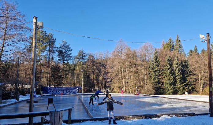 Eislaufplatz und Eisstockbahn am Lurnbichl
