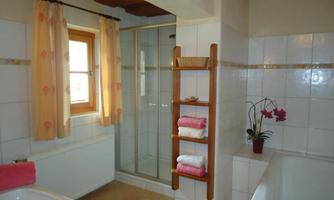 Badezimmer Maiglöckchen mit Wanne
