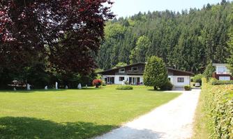 A tranquil property with a spacious garden. Surrounded by trees and nature, it offers a peaceful atmosphere.