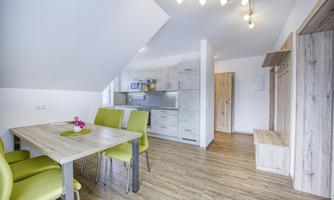 Modern apartment with a bright kitchen and dining area. The space is well equipped and has a friendly atmosphere.