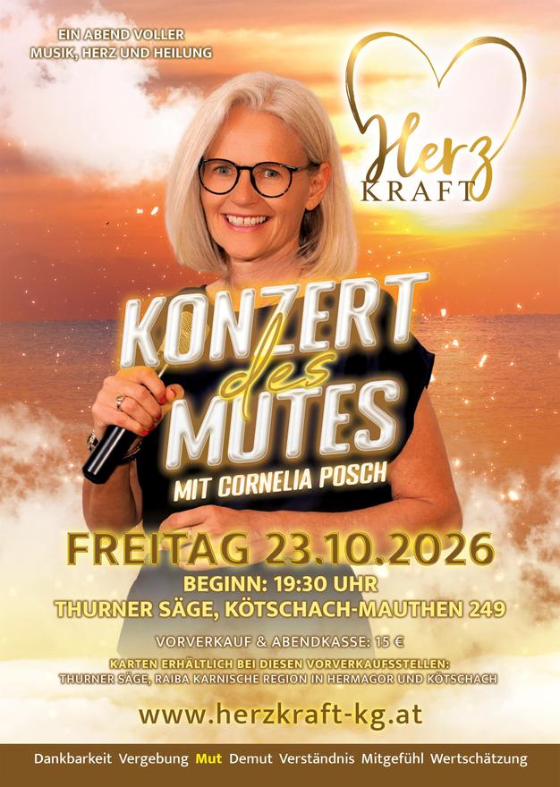 Cornelia Posch mit Mikrofon für Konzert des Mutes in der Thurner Säge, Kötschach-Mauthen