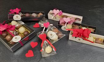 Our handcrafted pralines are a true taste sensation. With fillings such as apple, mango, truffle, Baileys, and many other exquisite flavors, they offer the ultimate indulgence. Each praline is carefully crafted with attention to detail – perfect as a gift or for personal enjoyment.
