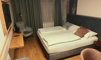 We are currently renovating our hotel – most of our rooms have already been upgraded to provide even more comfort and style for our guests. Here’s an example: our „Executive“ double room – elegantly designed with warm tones, a cozy box-spring bed, and high-quality amenities for a relaxing stay.