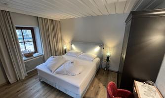 The ideal room type for families with one child or also 3 friends with single and double rooms. Allergy-friendly with wooden laminate floors.