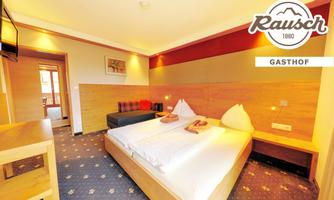 A modern room with two single beds, a sofa, and appealing decoration. The light is friendly and the atmosphere cozy.