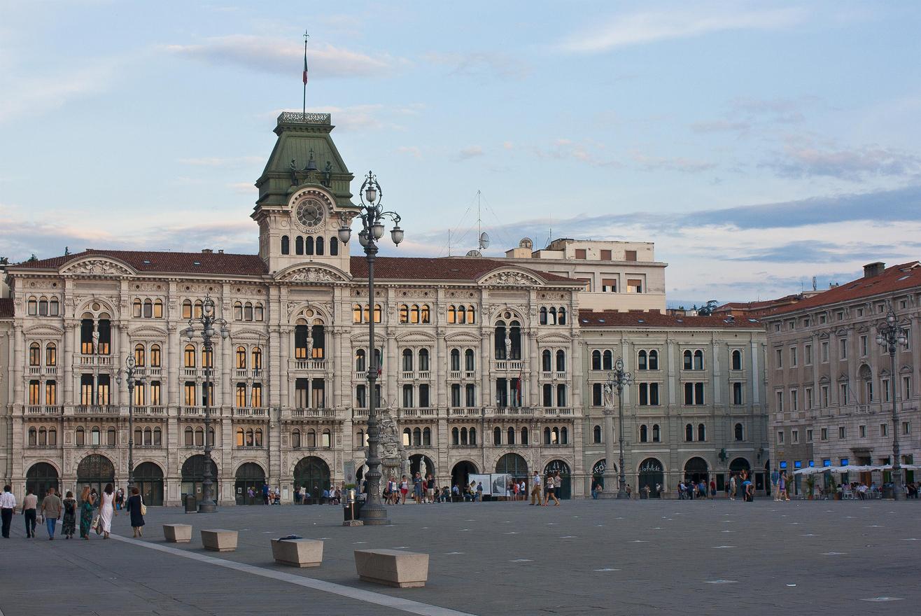 Piazza Unità d'Italia in Triest mit dem Palazzo del Municipio und dem Palazzo del Governo.